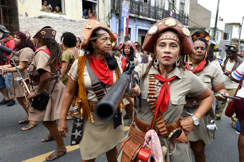 Bicentenário do 2 de julho.
A festa do 2 de julho da independência do Brasil na Bahia, é uma das festas mais democráticas da nossa cidade e esse grupo dos cangaceiros chamou a minha atenção pela representação das suas roupas e suas músicas durante o desfile.