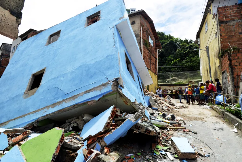 Prédio de três andares que desabou em 2023 na transversal da rua Edson Saldanha, baixo do tubo.