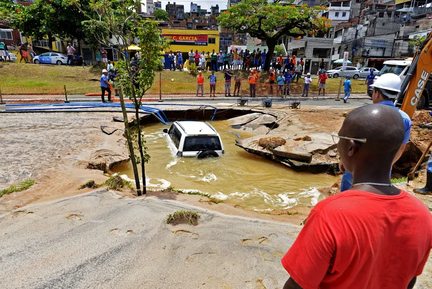 Carro afunda numa cratera na Avenida Garibaldi 2023.