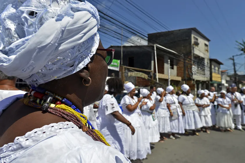 6ª caminhada Tembwa Ngeemba em 2024 marca o enfrentamento ao racismo e a proteção ao meio ambiente em Lauro de Freitas.