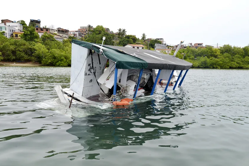 Embarcação Gostosão FF,  Naufragou em Madre de Deus com vítimas.