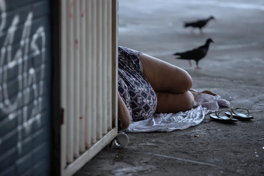 Uma gestante, moradora de rua, dorme no chão do terminal do Aquidabã.
Durante uma pauta com moradores de rua, no terminal do Aquidabã, me deparei com essa gestante que descansava, deitada no chão, em total estado de vulnerabilidade. Como repórteres fotográficos, nos deparamos com inúmeras situações. Cenas como essa nos enchem de tristeza, mas precisam ser feitas. Acreditamos que nossa profissão é um instrumento poderoso de denúncia.