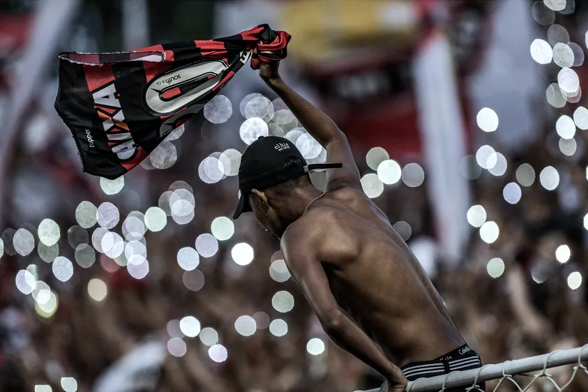 Torcedor do Vitória comemora o bom desempenho do time em 2023 - Vitória x Paysandu.
Uma das coisas que mais gosto de apreciar durante uma partida de futebol é a torcida. É sem dúvida o 12º jogador e tão essencial quanto os atletas. A paixão do torcedor é algo profundamente visceral e sempre rende boas imagens. O encanto das luzes dos celulares acesas só é evidenciado se houver um primeiro plano em foco, no caso, dei sorte do torcedor balançando a camisa do time do coração.