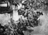 Soldados cruzando um rio em direção a Verdun, no território francês