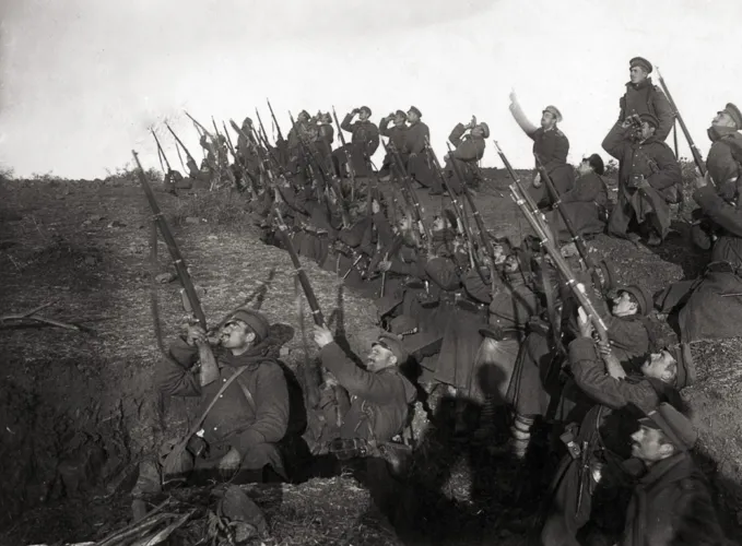 Soldados da Bulgária em posição na trincheira para atacar avião