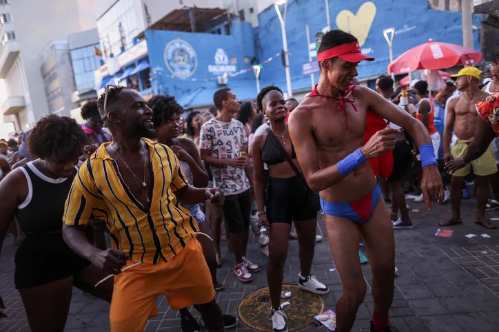 Atraso de trio, circuito lotado e alegria marcam Parada LGBT+