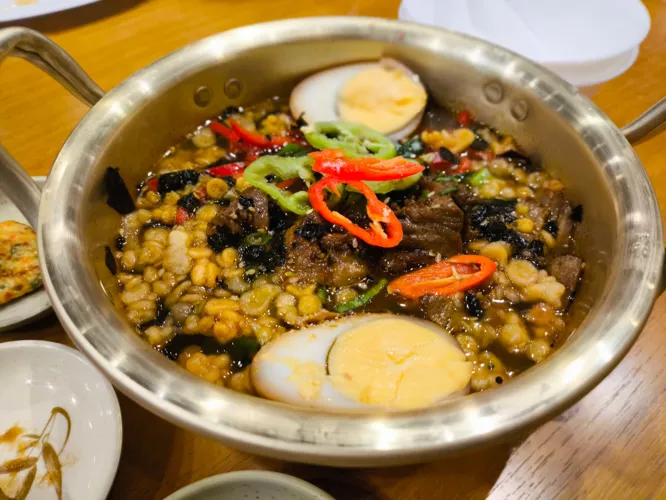 Lamen coreano é um macarrão instantâneo com especiarias que pode ser servido com ingredientes como carne de porco, vegetais, frutos do mar e ovo cozido cremoso