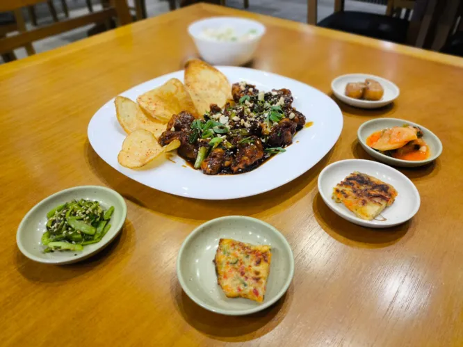 Yangnyeom chicken é o frango frito coreano temperado com um molho doce e picante de gochujang, alho, açúcar e outras especiarias.