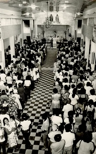 Missa de São Cosme e São Damião celebrada na igreja dedicada aos santos na Liberdade, em 1982