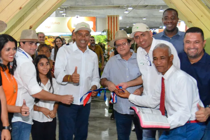 Governador Jerônimo Rodrigues, acompanhado do secretário de Turismo, Maurício Bacelar, o secretário de Agricultura, Tum, secretário de Desenvolvimento Rural, Osni Cardoso, e o deputado federal Pastor Sargento Isidório