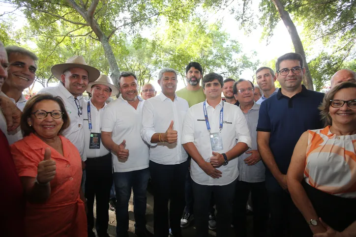 A deputada federal Lídice da Mata, o deputado estadual Robinson Almeida, o o secretário de Agricultura, Tum, o governador Jerônimo Rodrigues, o presidente do A TARDE, João de Mello Leitão, o secretário da SEAP, José Castro, do secretário de Turismo, Maurício Bacelar, o prefeito de Belo Campo, Quinho, o secretário da SSP, Marcelo Werner, e a diretora do DPT, Ana Cecília