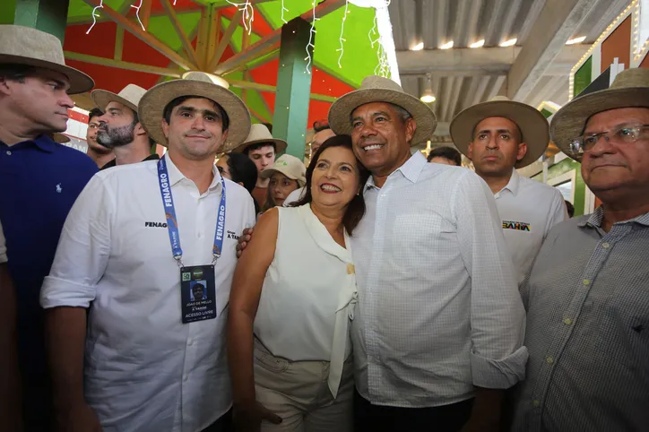 O presidente do A TARDE, João de Mello Leitão, o governador Jerônimo Rodrigues, ex-secretária de Educação, Adélia Pinheiro, do secretário de Turismo, Maurício Bacelar, o secretário de Agricultura, Tum