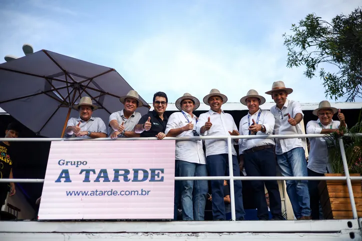 Da esq para dir. 

Secretário de Turismo, Maurício Bacelar, deputado estadual Eduardo Salles, secretário do Meio Ambiente, Eduardo Sodré, presidente do A TARDE, João de Mello Leitão, governador Jerônimo Rodrigues, diretor do A TARDE, Luciano Neves, o secretário de Agricultura, Tum