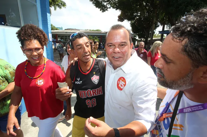 Candidatos e demais políticos votam em Salvador; veja fotos