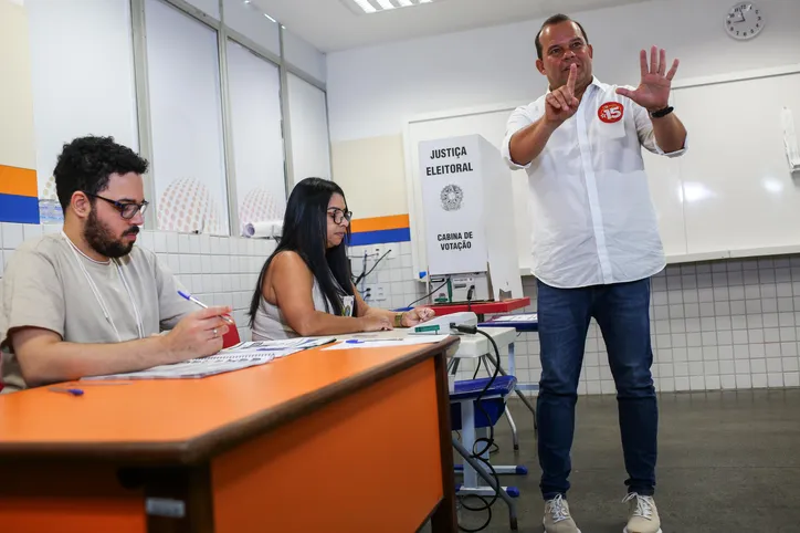 Candidatos e demais políticos votam em Salvador; veja fotos