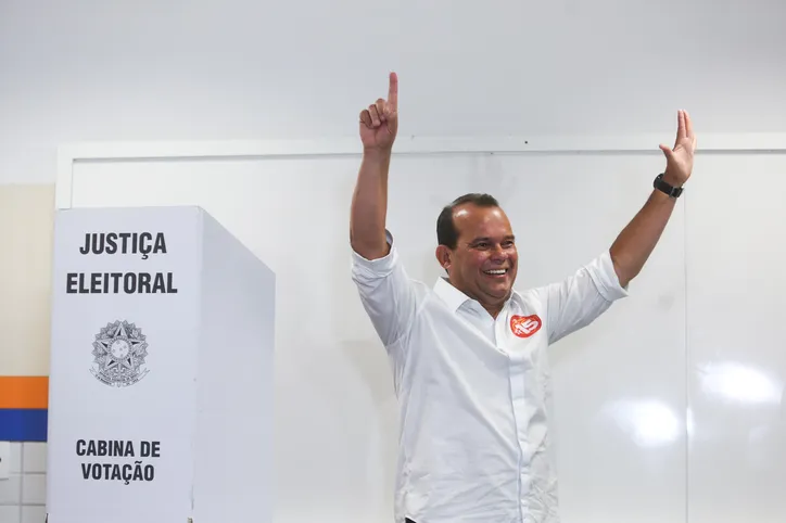 Candidatos e demais políticos votam em Salvador; veja fotos