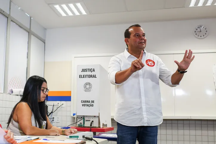 Candidatos e demais políticos votam em Salvador; veja fotos