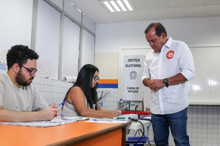 Candidatos e demais políticos votam em Salvador; veja fotos