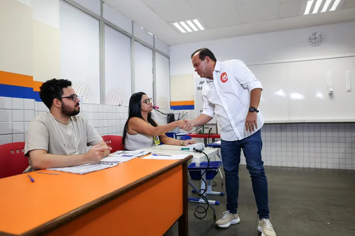 Candidatos e demais políticos votam em Salvador; veja fotos