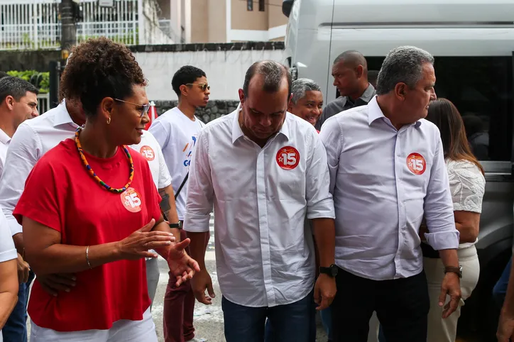 Candidatos e demais políticos votam em Salvador; veja fotos