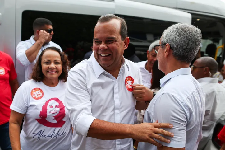 Candidatos e demais políticos votam em Salvador; veja fotos