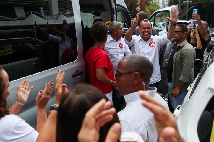 Candidatos e demais políticos votam em Salvador; veja fotos