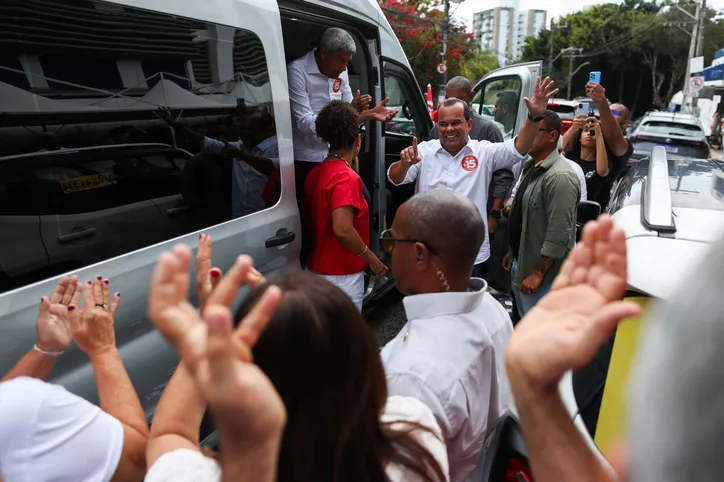 Candidatos e demais políticos votam em Salvador; veja fotos