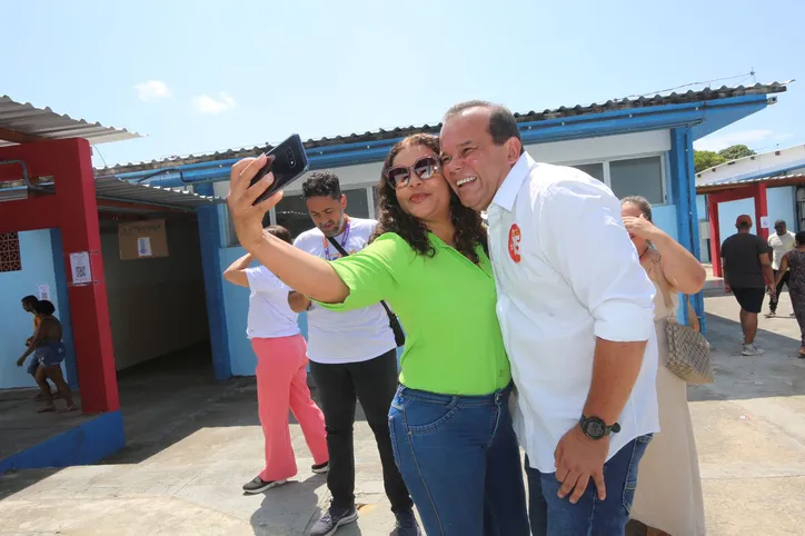 Candidatos e demais políticos votam em Salvador; veja fotos