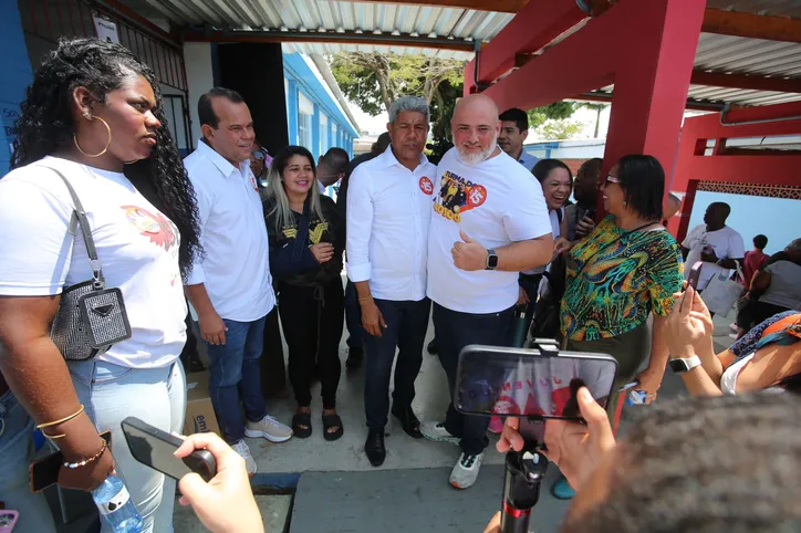 Candidatos e demais políticos votam em Salvador; veja fotos