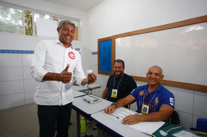 Candidatos e demais políticos votam em Salvador; veja fotos