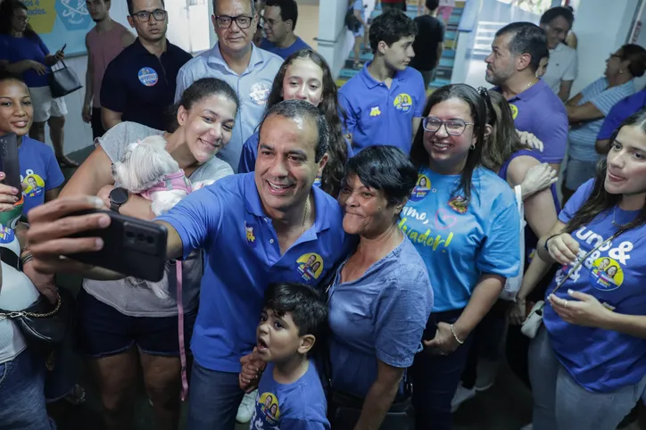 Candidatos e demais políticos votam em Salvador; veja fotos