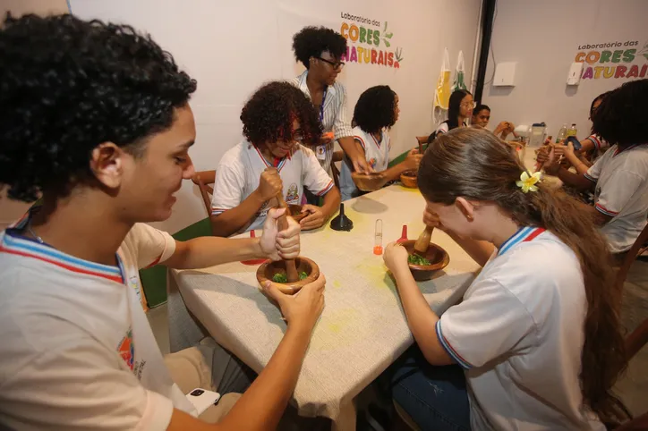 Centenas de estudantes da rede estadual visitam a Fenagro