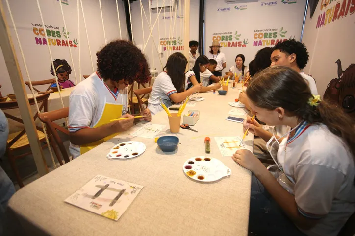 Centenas de estudantes da rede estadual visitam a Fenagro