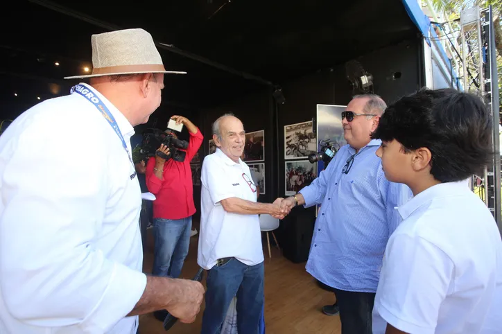 Deputado Sandro Régis cumprimenta o colunista Levi Vasconcelos, do Grupo A TARDE