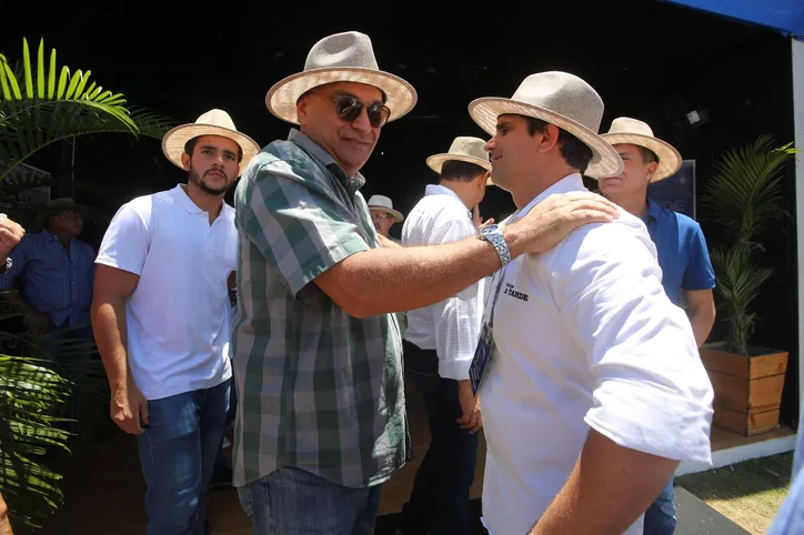 Luciano Araújo cumprimenta João Mello Leitão