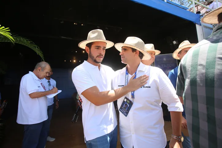 Matheus Fernandes cumprimenta João Mello Leitão