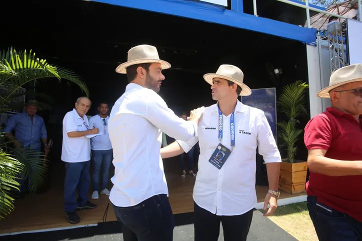 Tiago Correia cumprimenta João Mello Leitão