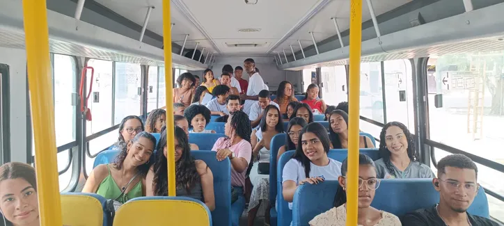 Ônibus gratuitos levam estudantes do interior da Bahia para o Enem 2024