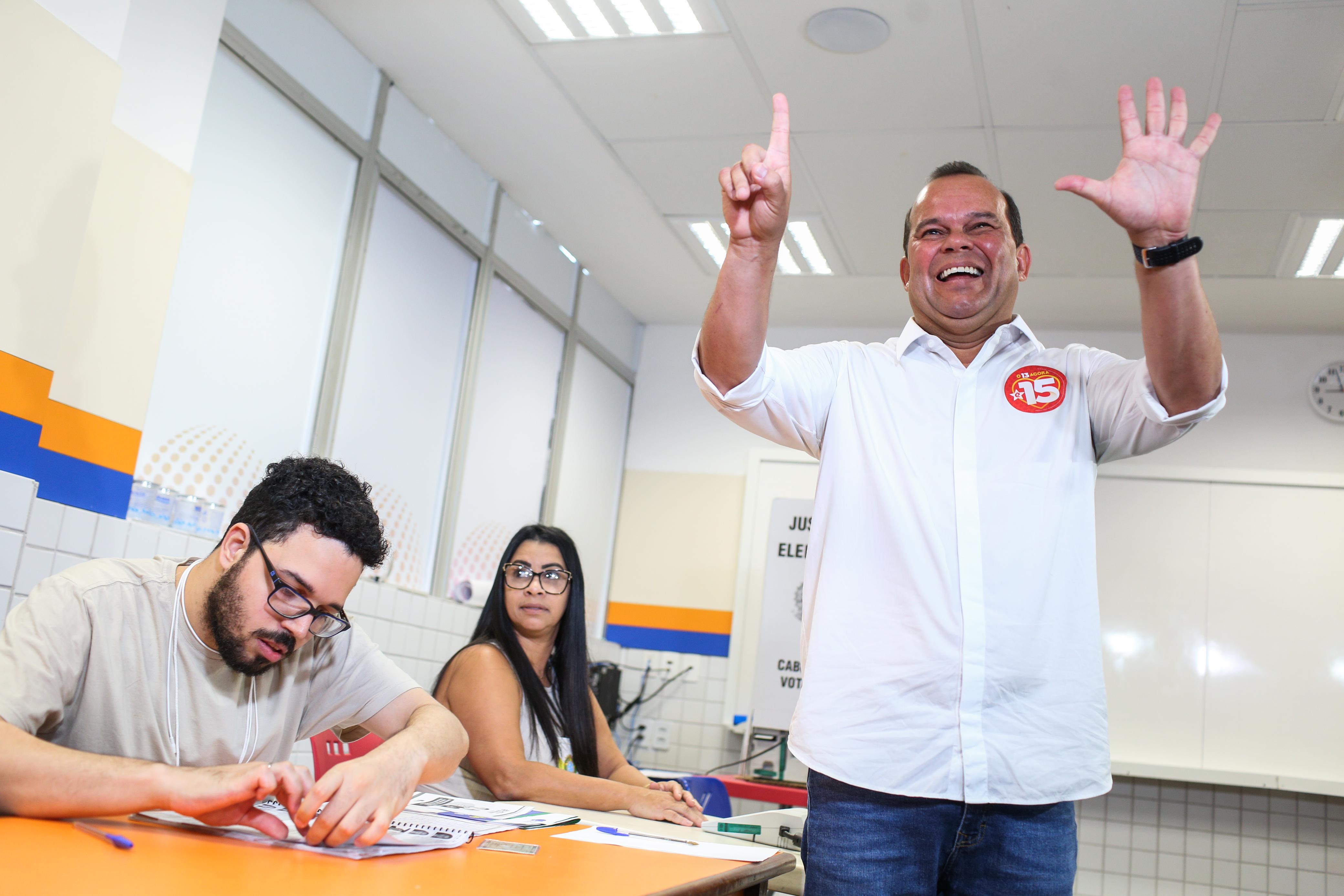 Candidatos e demais políticos votam em Salvador; veja fotos