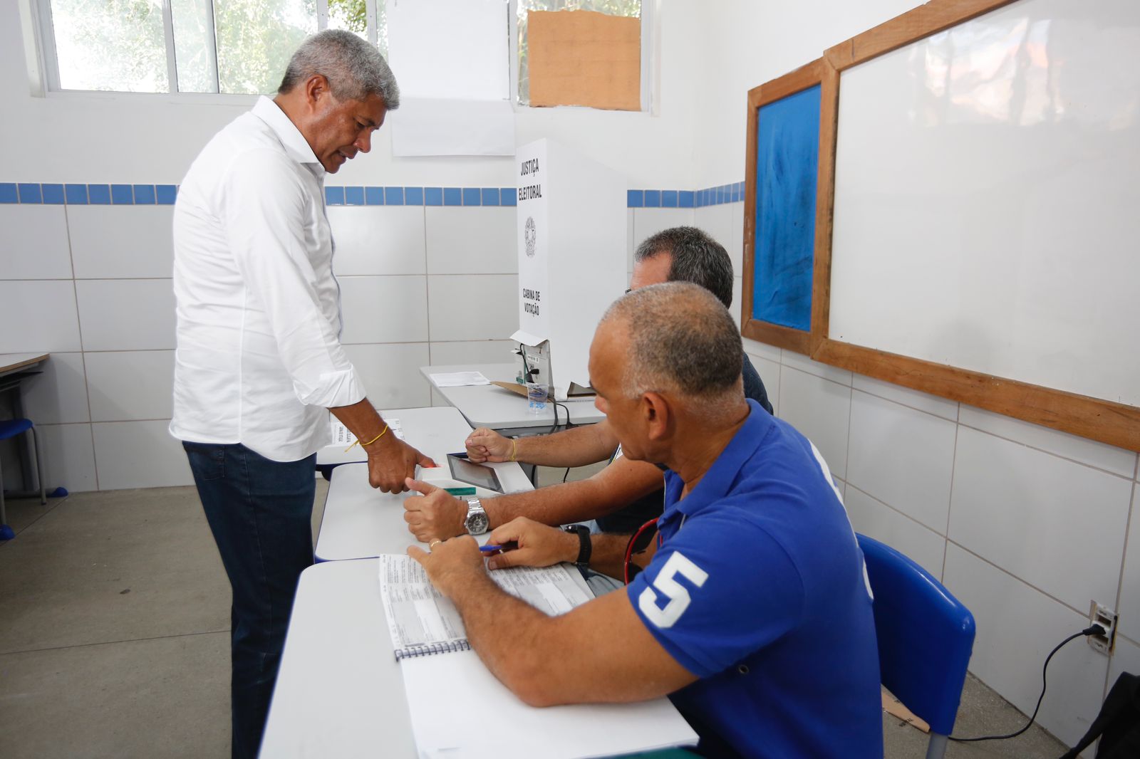 Candidatos e demais políticos votam em Salvador; veja fotos
