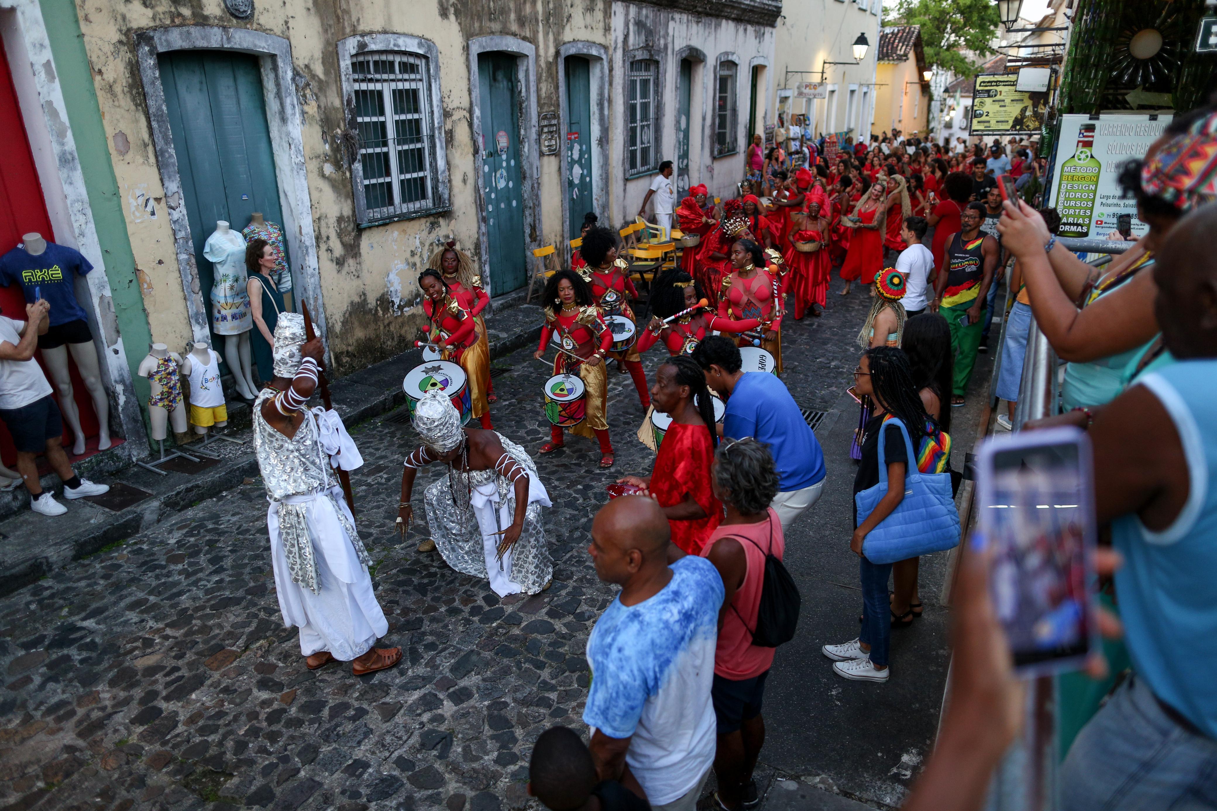 'Cordão Vermelho' arrasta multidão saudando ancestralidade afro