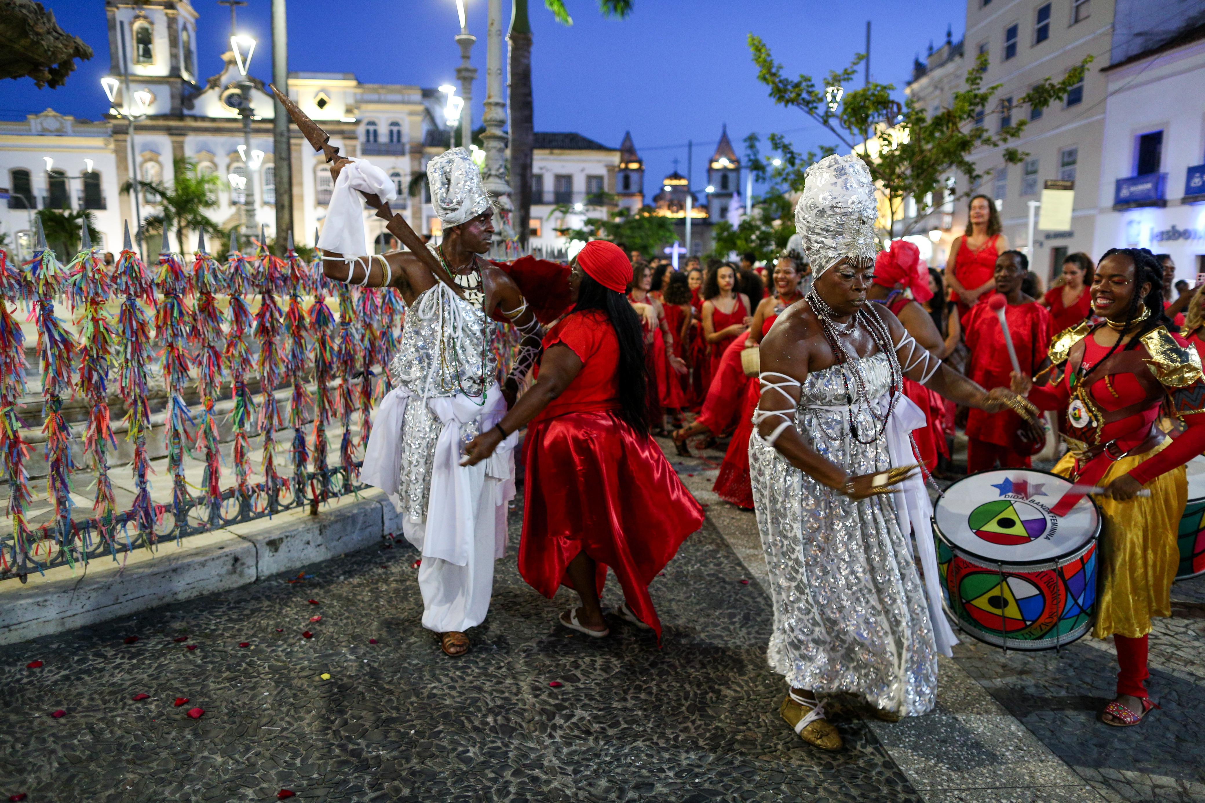 'Cordão Vermelho' arrasta multidão saudando ancestralidade afro