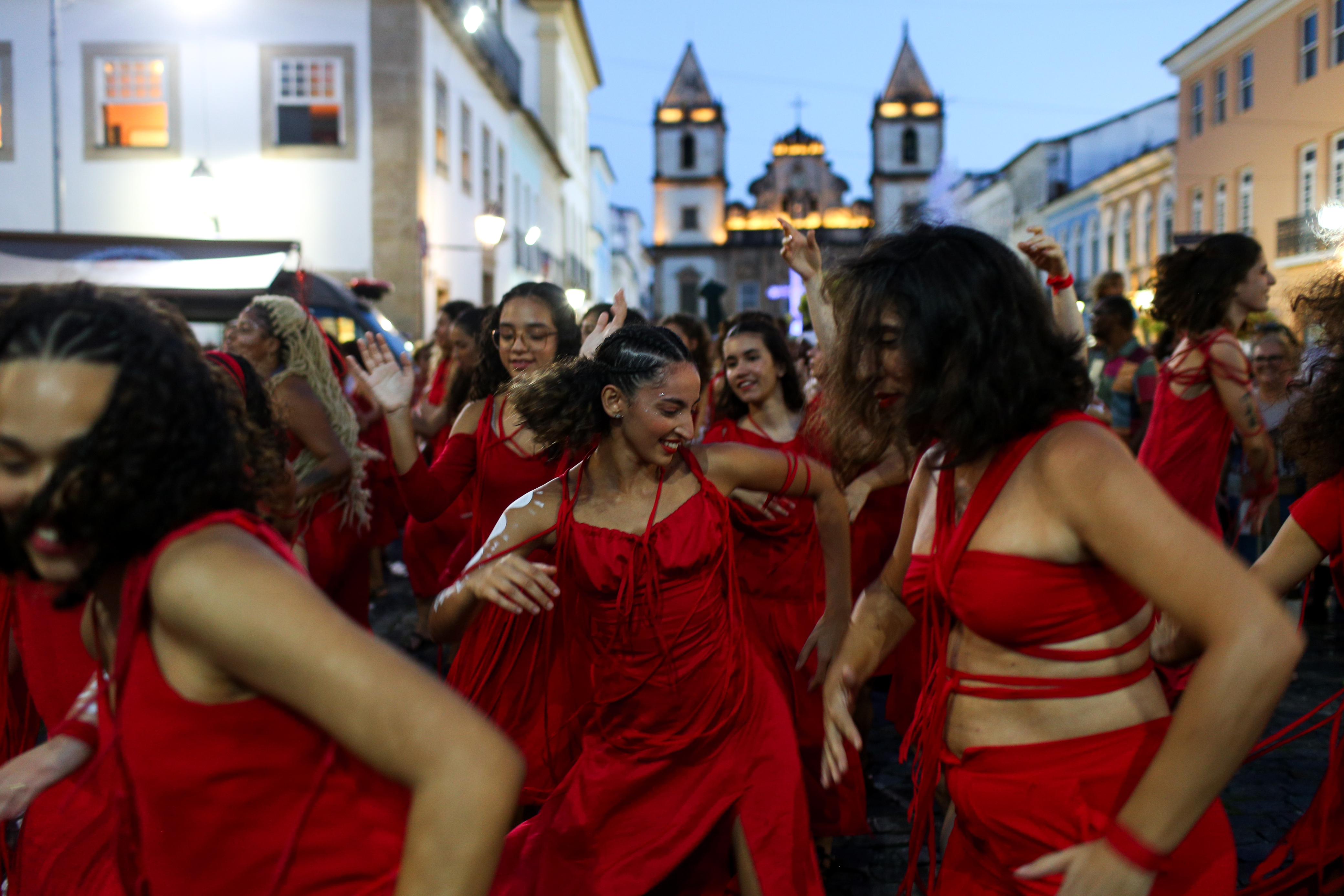 'Cordão Vermelho' arrasta multidão saudando ancestralidade afro