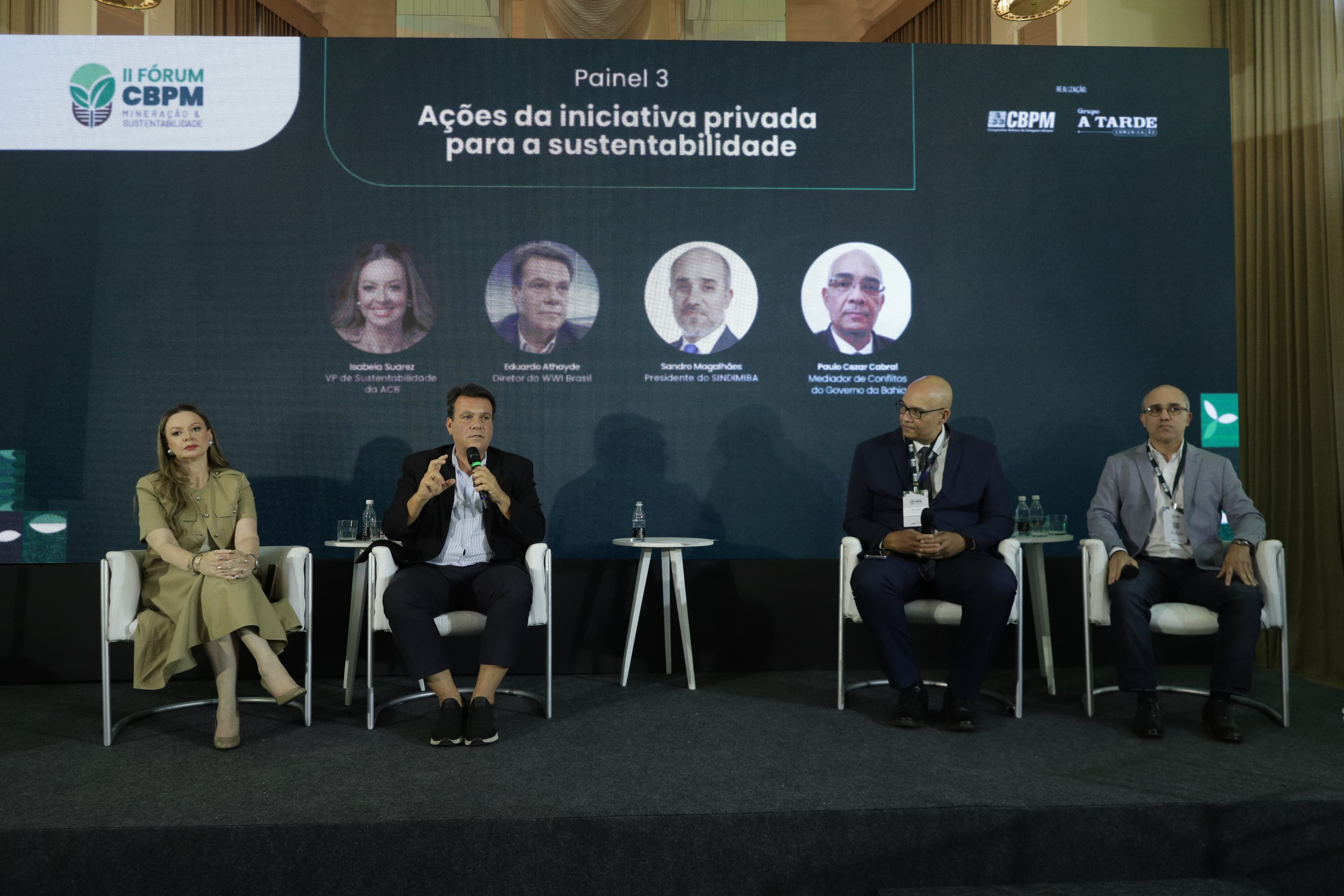 A partir da esquerda: Isabela Suarez (Fundação Baía Viva), Eduardo Athayde (Diretor do WWI Brasil), Paulo Cezar Cabral (mediador de conflitos do Governo do Estado da Bahia), Sandro Magalhães (presidente do SINDIMIBA)