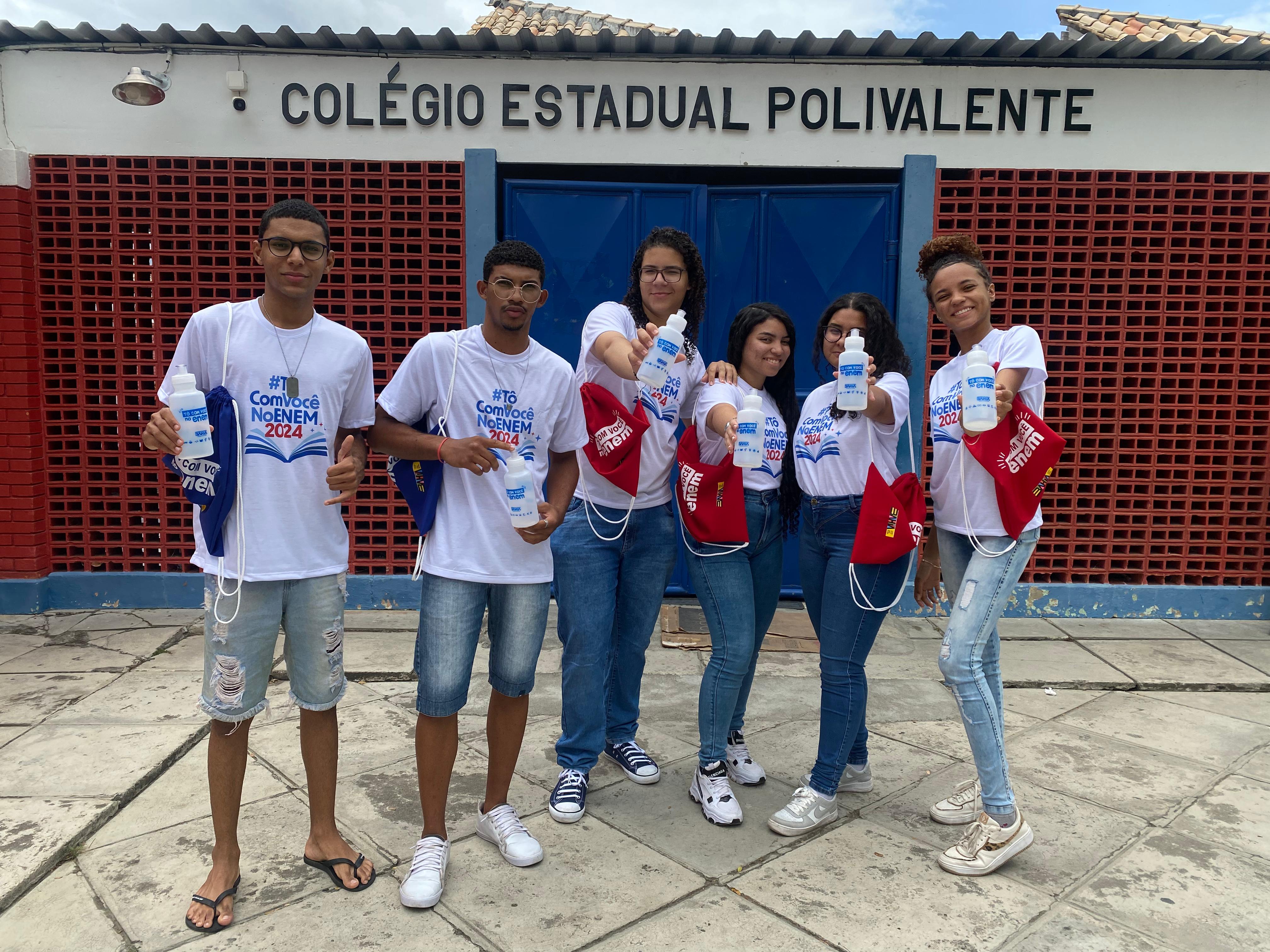 Ônibus gratuitos levam estudantes do interior da Bahia para o Enem 2024