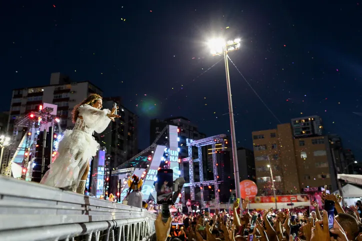 Daniela Mercury recebe nomes do Axé e canta hits no Pôr do Som