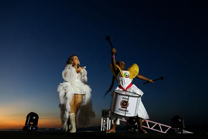 Daniela Mercury recebe nomes do Axé e canta hits no Pôr do Som