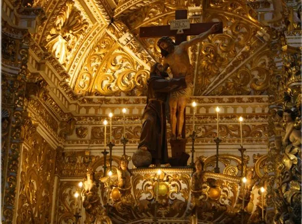 Veja como era e como ficou 'igreja de ouro' após desabamento