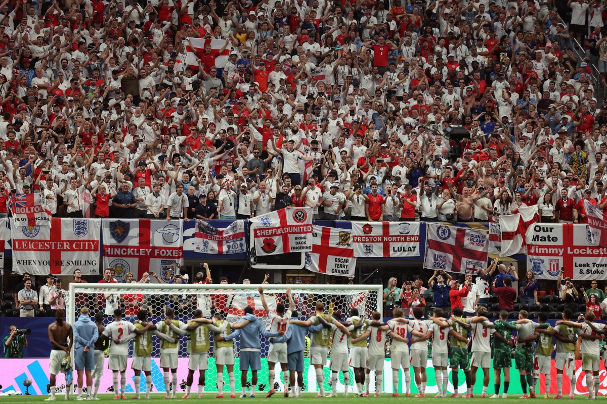Jogadores da Inglaterra comemoram diante de sua torcida após vencerem a partida da fase de 32 da Copa do Mundo de 2026 entre Inglaterra e República Democrática do Congo, no Atlanta Stadium, em Atlanta, em 1º de julho de 2026.