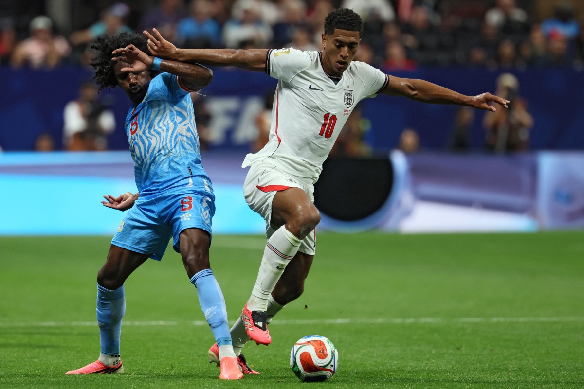 O meio-campista da República Democrática do Congo, Samuel Moutoussamy (nº 8), e o meio-campista da Inglaterra, Jude Bellingham (nº 10), disputam a bola durante a partida da fase de 32 da Copa do Mundo de 2026 entre Inglaterra e República Democrática do Congo, no Atlanta Stadium, em Atlanta, em 1º de julho de 2026.